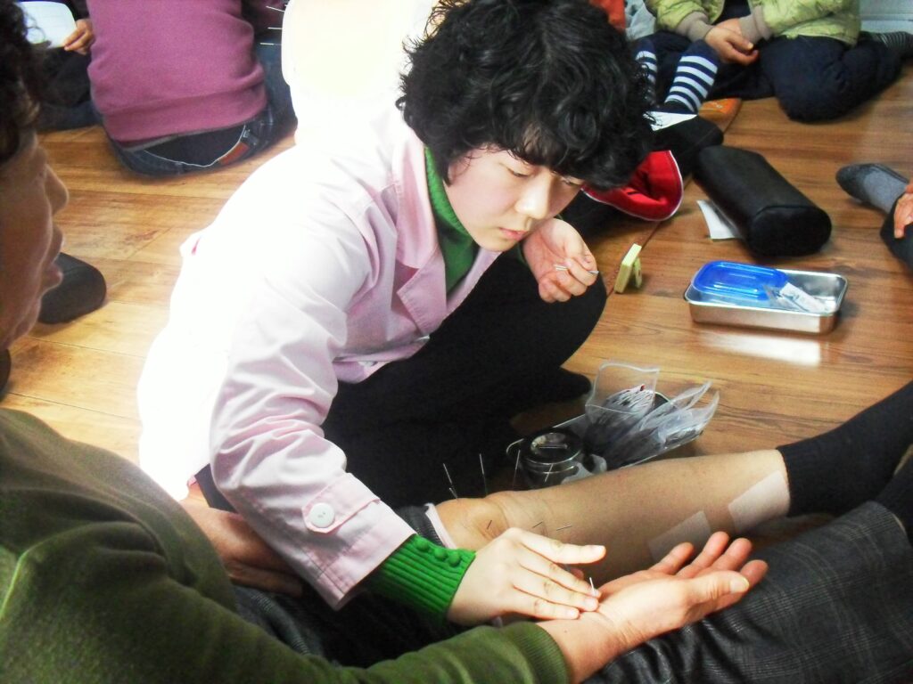 2010년 의료봉사활동을 하고 있는 박성희 병원장의 모습